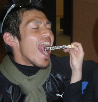 三四六さんポッキーを食べる.JPG