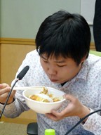 『めん庵』のカツ丼を届けてくれたのは阿藤さんいただくのは･･･若手スタッフ？！