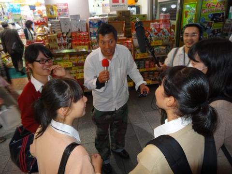 吉祥寺　パンチ佐藤と女子高生.jpg