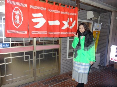 足立梨花　ソースラーメン.jpg