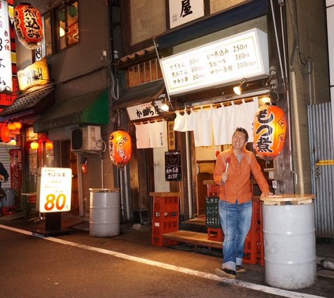 パンチ佐藤　焼き鳥屋さん前.jpg