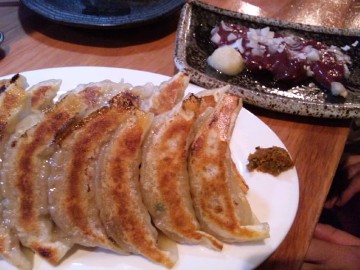 時間潰しで餃子とレバ刺し