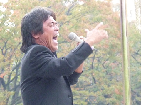 松崎さん熱唱.jpg