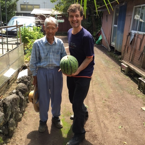 奥山さんとスイカ.JPG