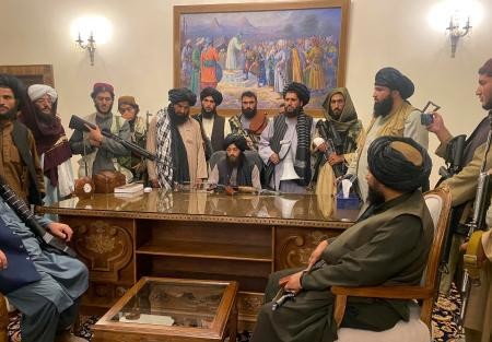 カブールのアフガニスタン大統領府を占拠した反政府武装勢力タリバンの戦闘員ら.jpg