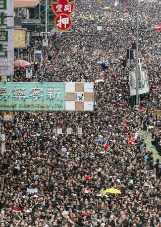 デモ行進する人たち＝２０１９年６月香港.jpg