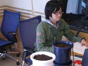 園芸部長コーダイ＆植木鉢.JPG