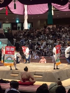 男の背中と距離を保とう