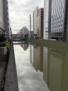 川をのぞむ