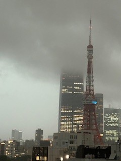  暗雲垂れ込め