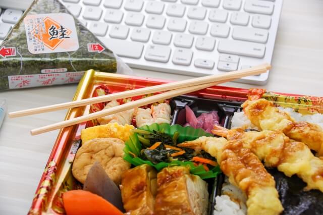 セブンイレブン、おにぎり・弁当製造減。配送３回から２回へ。