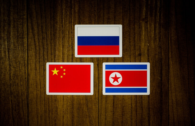 中国、ロシア、北朝鮮が軍事パレードに集結。天気も演出のうちか