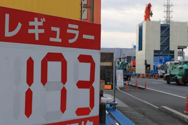 ガソリン減税「その代わり増税」与党の主張を経済の専門家が斬る