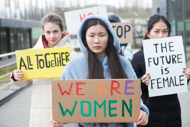 デモに参加する人が多いのは「いい社会」