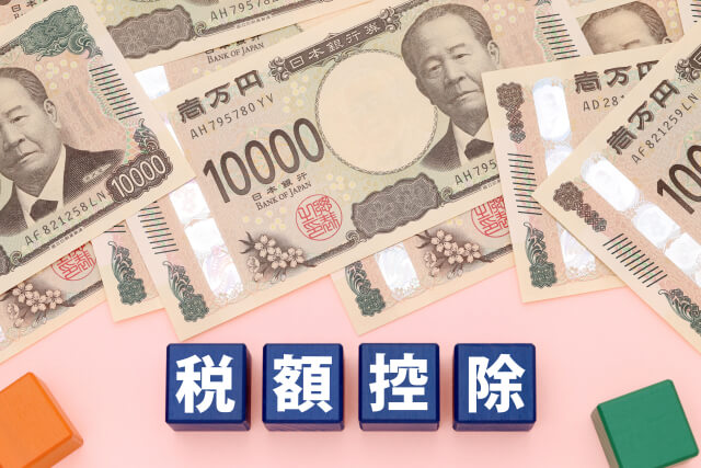 現在調整中の「給付付き税額控除」。子育て世帯や働く高齢者を支援対象とする方向
