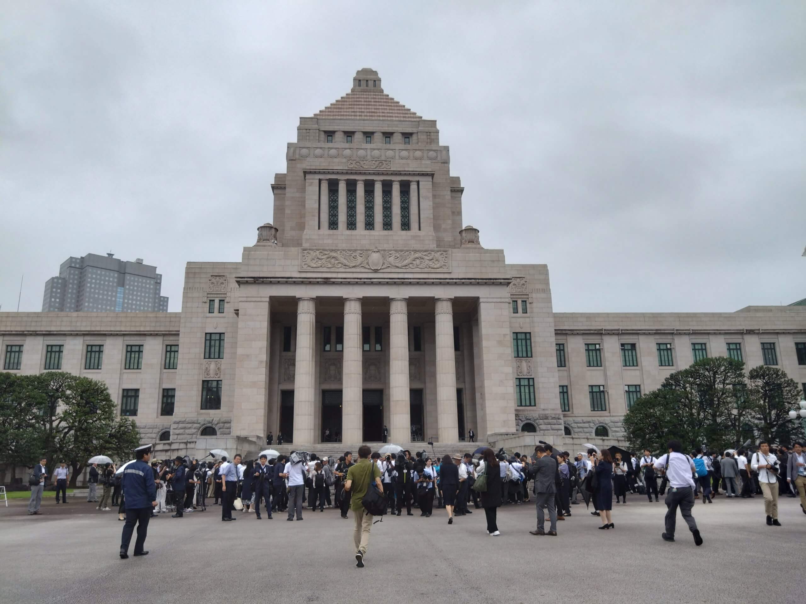 「新風を巻き込む新人議員、初登院」