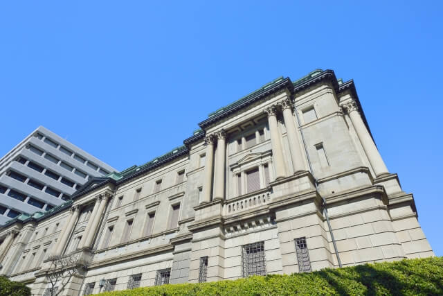 日銀の経済政策は間違いだった？インフレ率が高くなっても生活が苦しいままなのはなぜか経済の専門家に聞きまくる