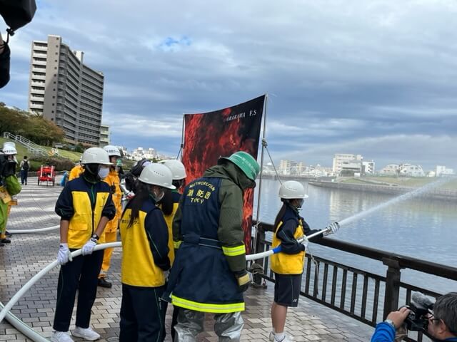 隅田川沿いで荒川消防団らが「遠距離送水訓練」！