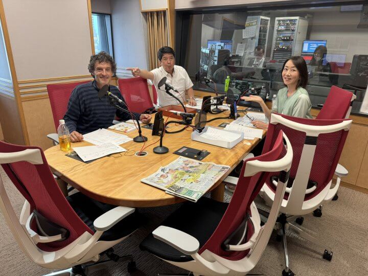 8/5（火）小塚かおるさんと久我悟さんをお迎えしてお届けしました！特集コーナーでは、詩人のアーサー・ビナードさんが登場します！