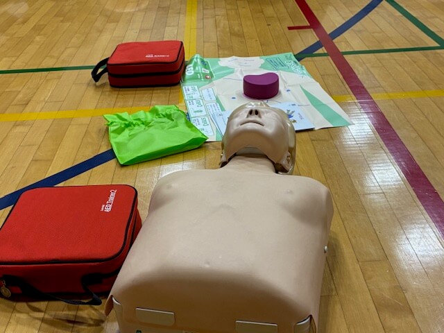 国士舘大学が全新入生に「AED」心肺蘇生法講習を実施！