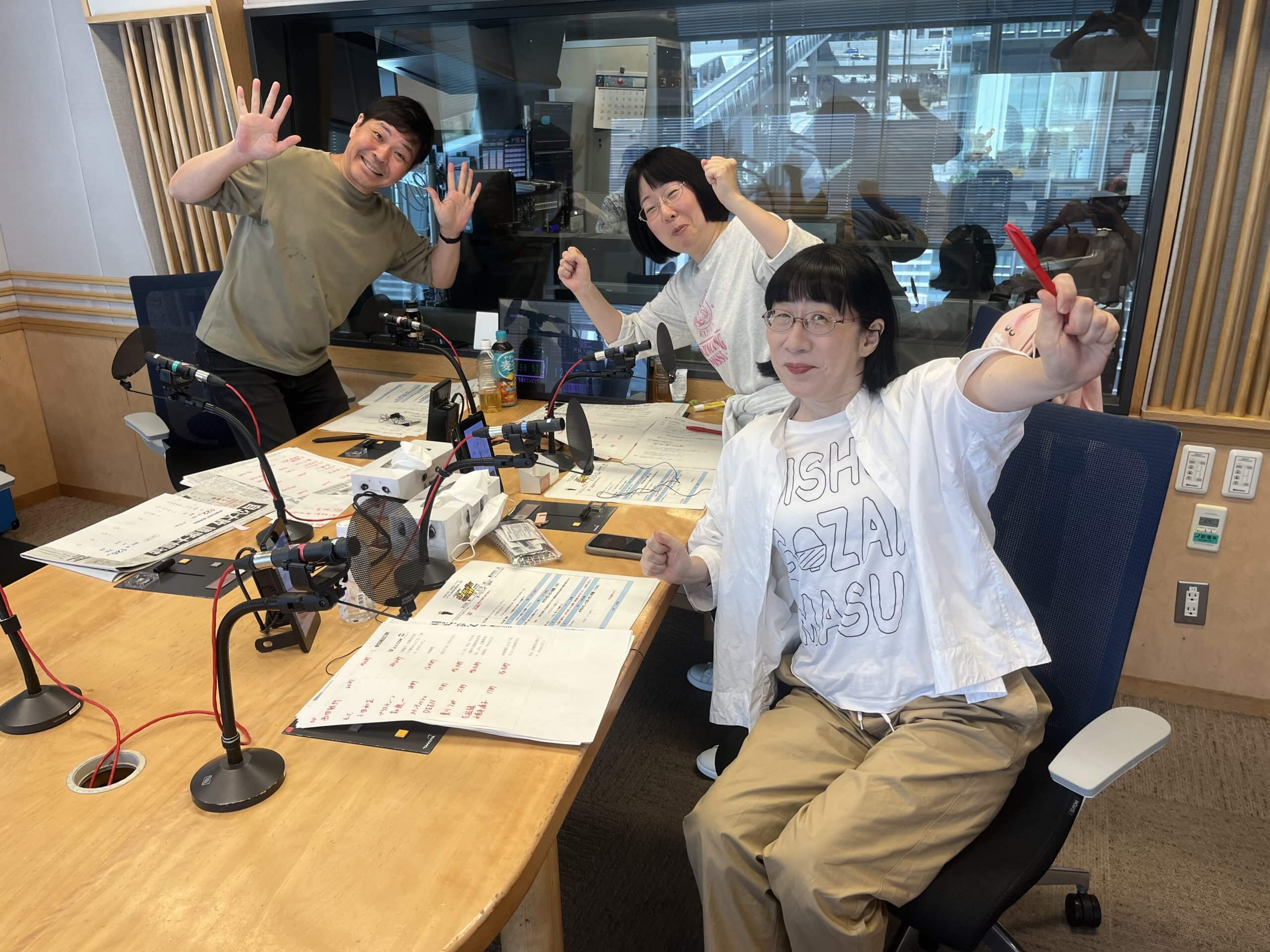 7/21(月)今日は海の日!本日は阿佐ヶ谷姉妹のお二人と砂山アナの三人でお届けしました。 7/21(月)今日は海の日!本日は阿佐ヶ谷姉妹のお二人と砂山アナの三人でお届けしました。