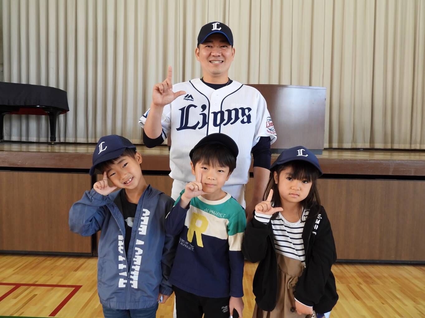 西武が今年も埼玉県内の小学1年生にキャップ配布！小手指小では再び髙橋朋己が贈呈式【L-FRIENDS】